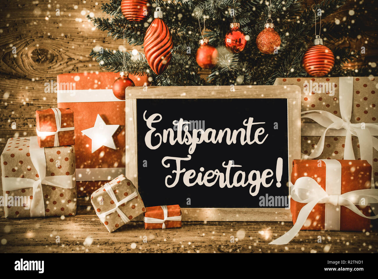 Árbol, regalos, Caligrafía Entspannte Feiertage significa ¡Feliz Navidad! Foto de stock