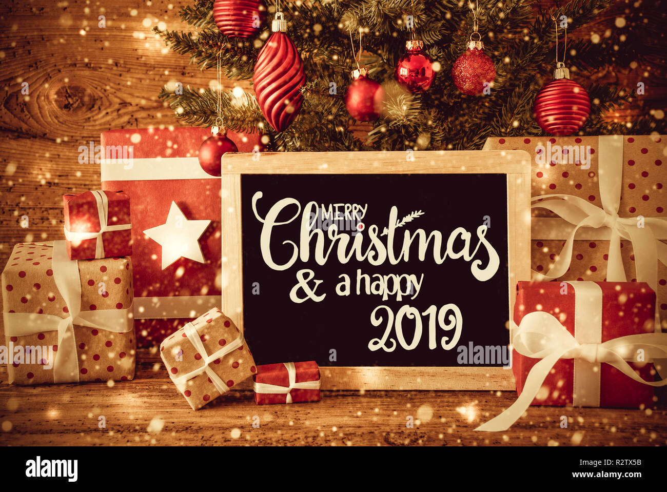 Árbol brillante, regalos, Caligrafía Feliz Navidad y un Feliz 2019 Foto de stock