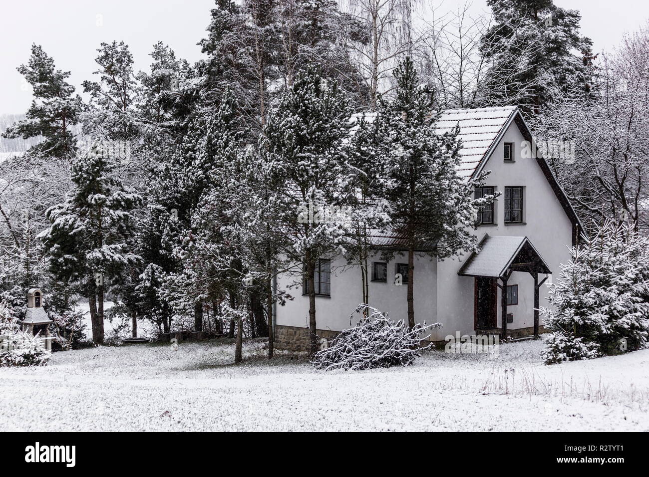 Casa bajo la nieve fotografías e imágenes de alta resolución - Alamy