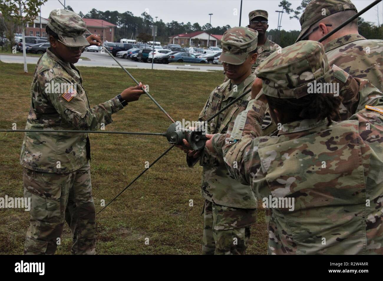 Los soldados asignados a la 2ª Brigada blindada Equipo de combate, la tercera  división de infantería, montar una antena para el transmisor de radio  operadores academia, 5 de Nov. en Fort Stewart,