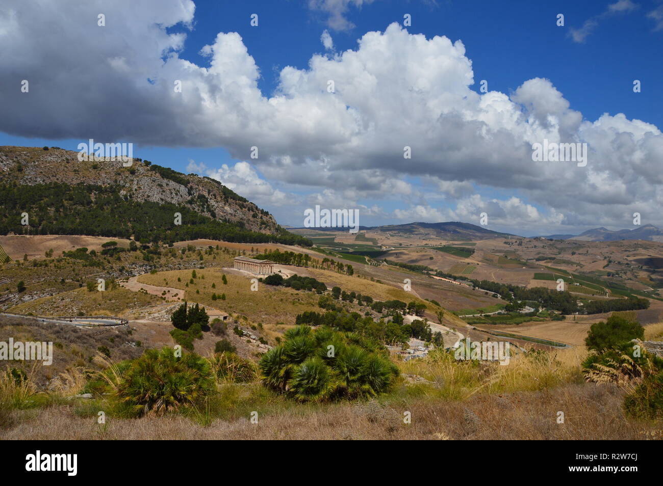 Un hermoso paisaje Siciliano, entre montañas y ruinas antiguas Foto de stock