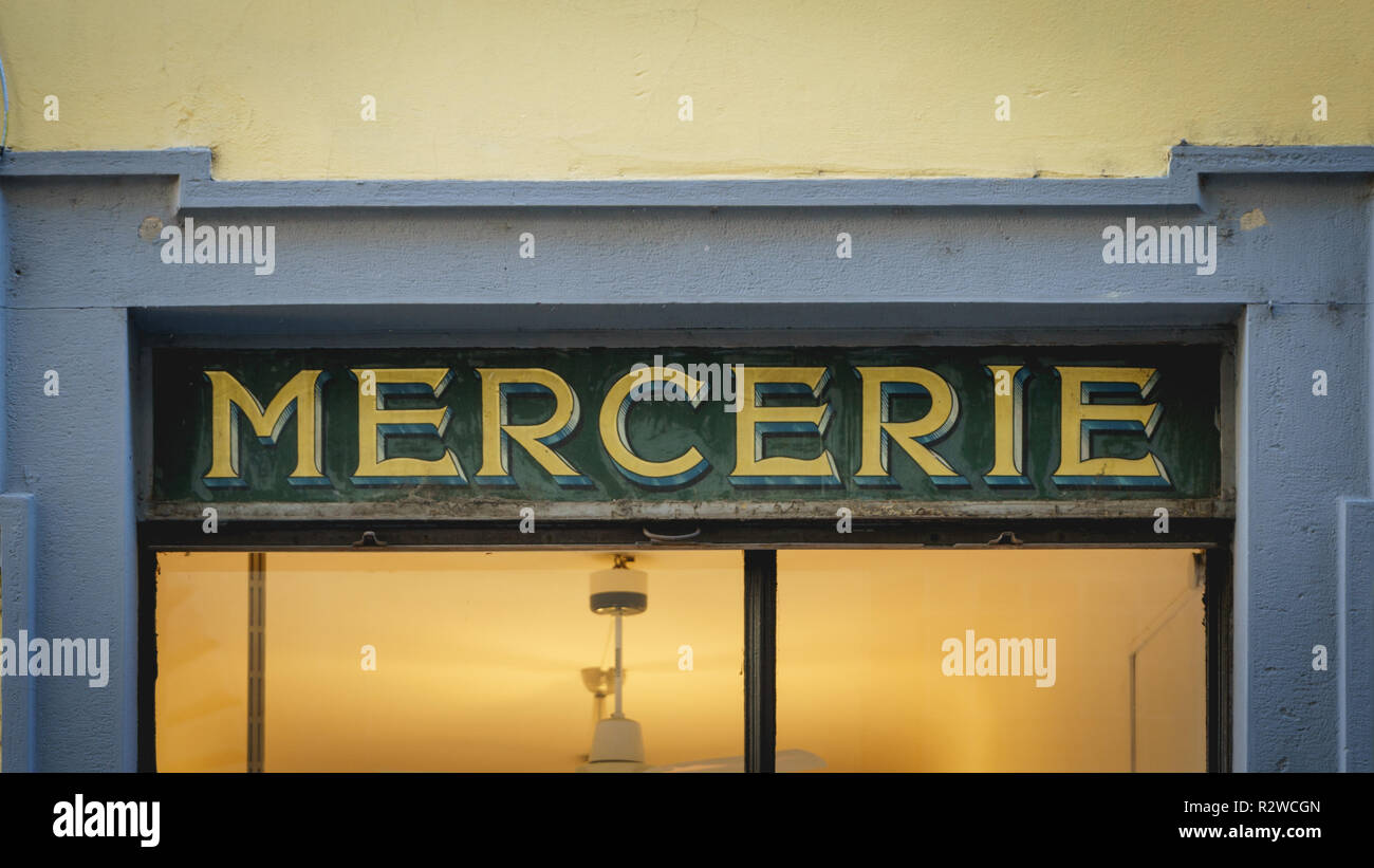 Vintage tienda camisería italiana signo (Mercerie en idioma italiano). El  formato horizontal Fotografía de stock - Alamy