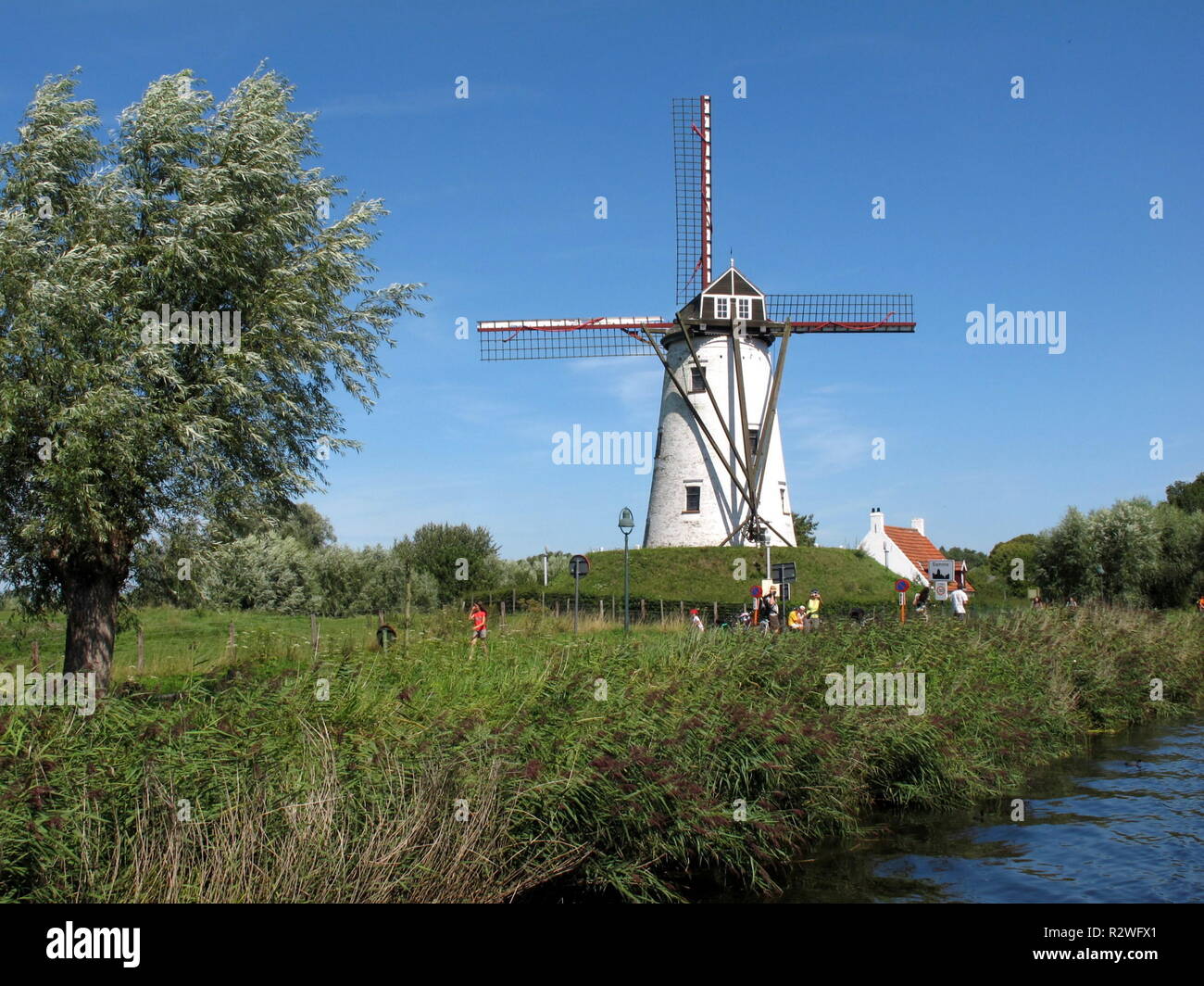 A lo largo del canal de Brujas a damme / Flandes Foto de stock