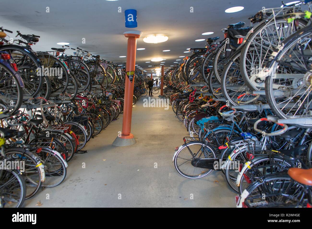 Parking de bicicletas en Groningen estación central Foto de stock