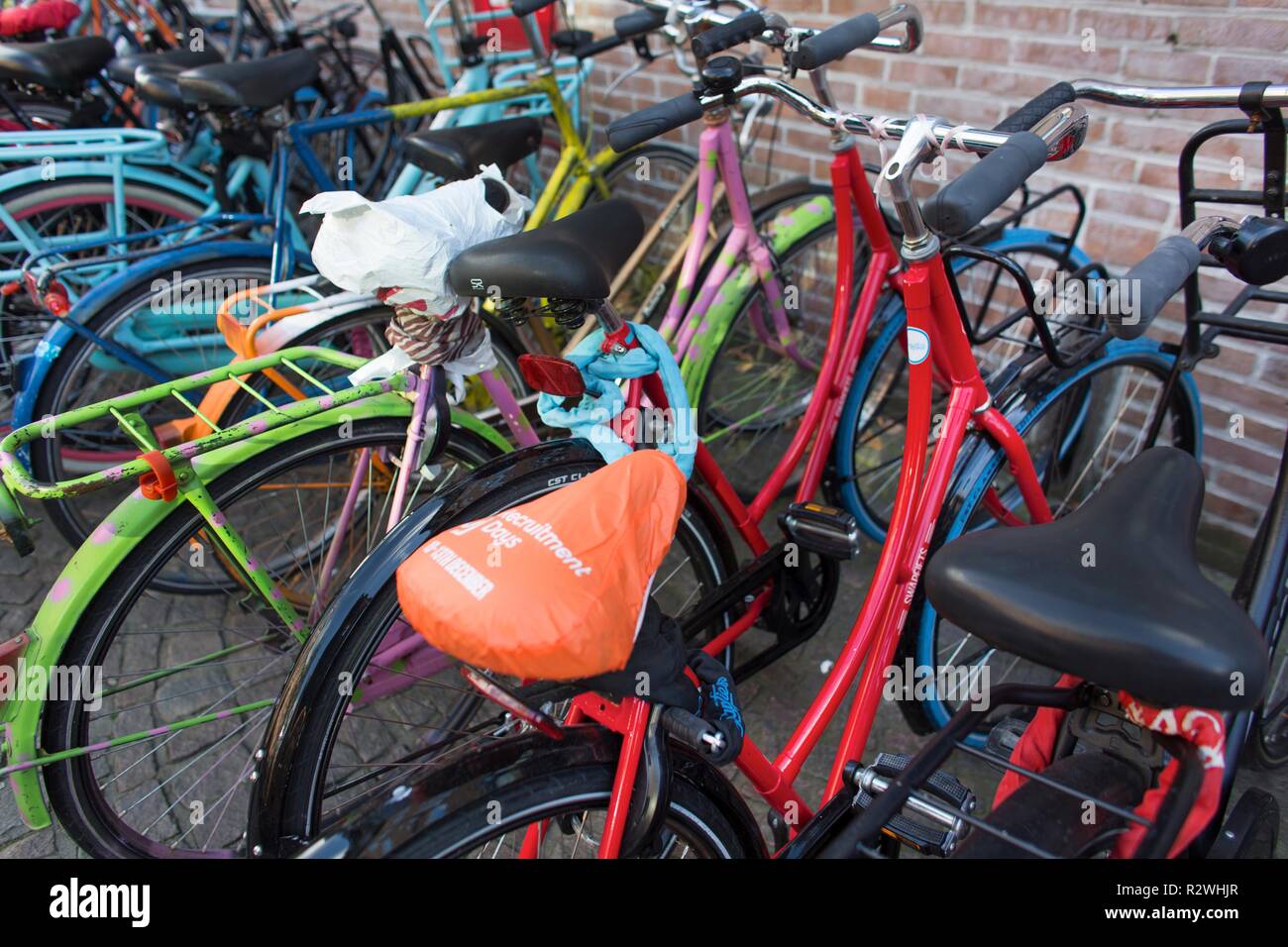 Parking de bicicletas en la Universidad de Groningen Foto de stock