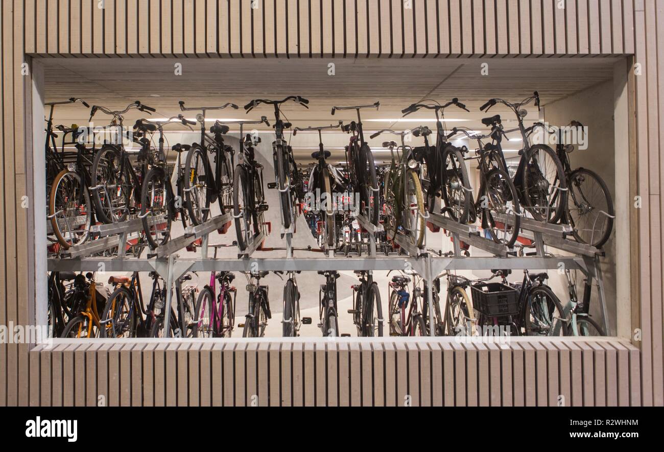 Parking de bicicletas en la Estación Central de Utrecht. El mayor aparcamiento para bicicletas en el mundo (12.500 bicicletas) Foto de stock