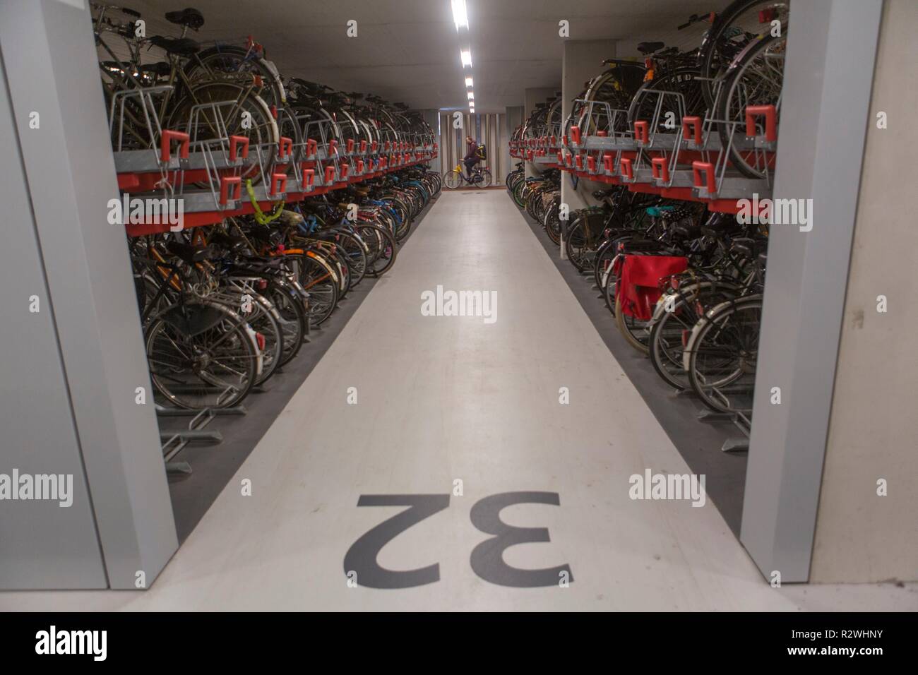 Parking de bicicletas en la Estación Central de Utrecht. El mayor aparcamiento para bicicletas en el mundo (12.500 bicicletas) Foto de stock