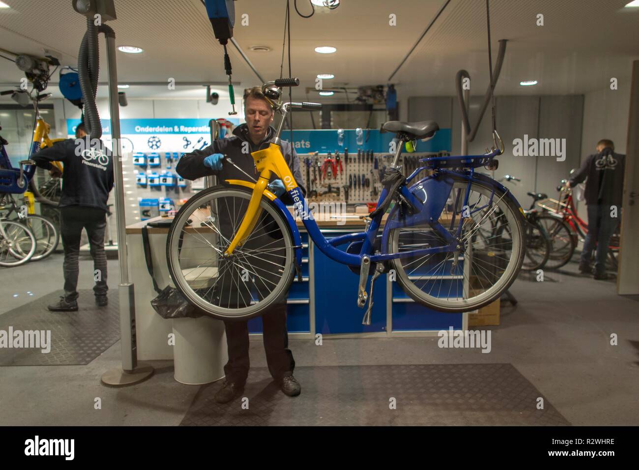 Reparación de bicicletas en la Estación Central de Utrecht. Foto de stock