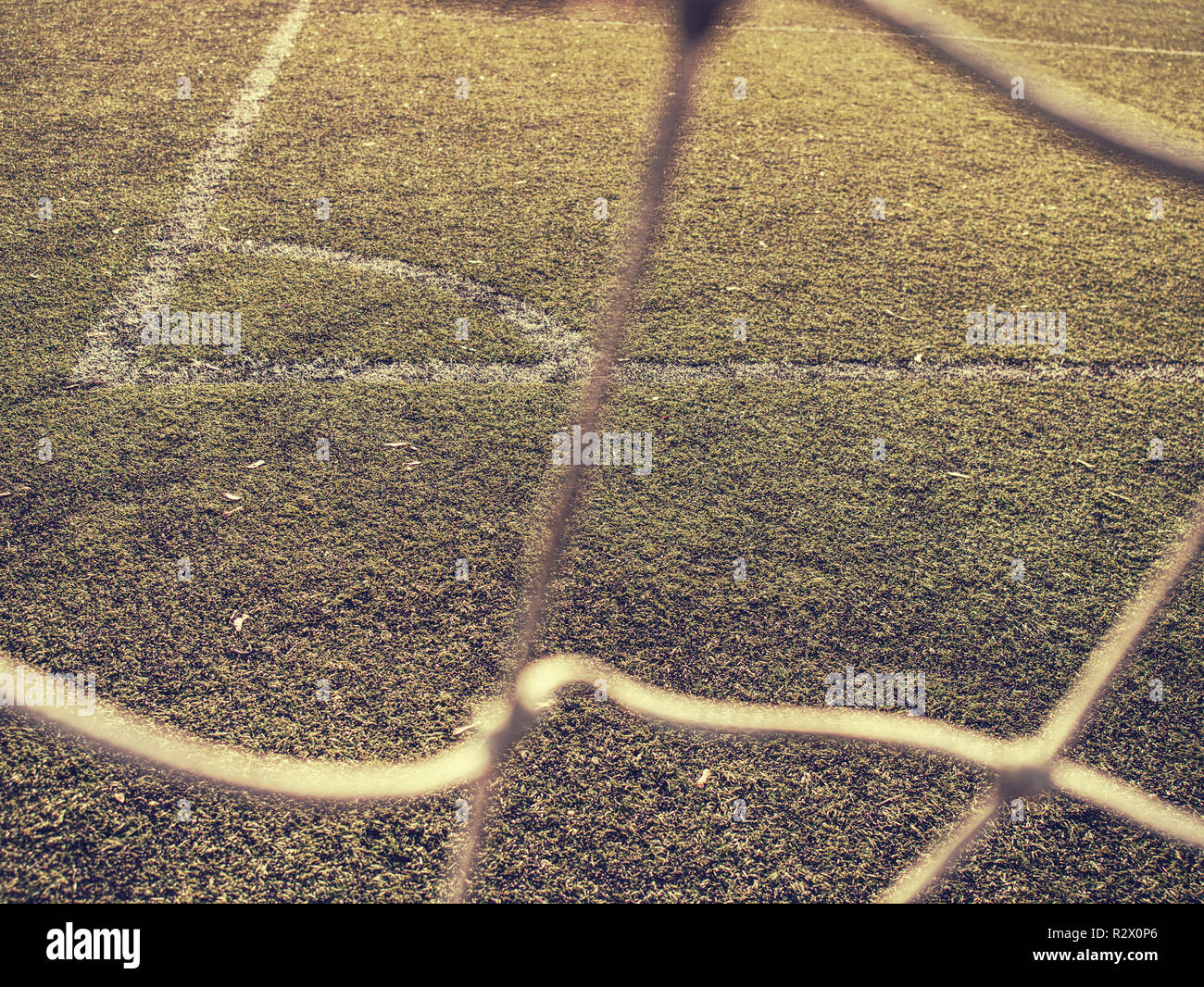 Esquina de fútbol soccer o líneas a través de la red de seguridad. Vista desde detrás de la Tribune net con estadio borrosa y tono de campo Foto de stock