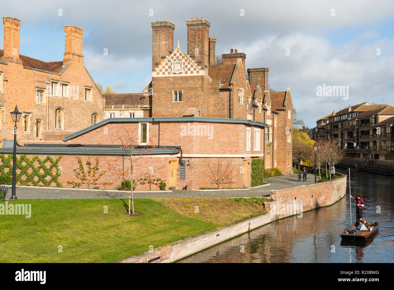 El Magdalene College con el río Cam. La Universidad de Cambridge. Inglaterra. En el Reino Unido. Foto de stock