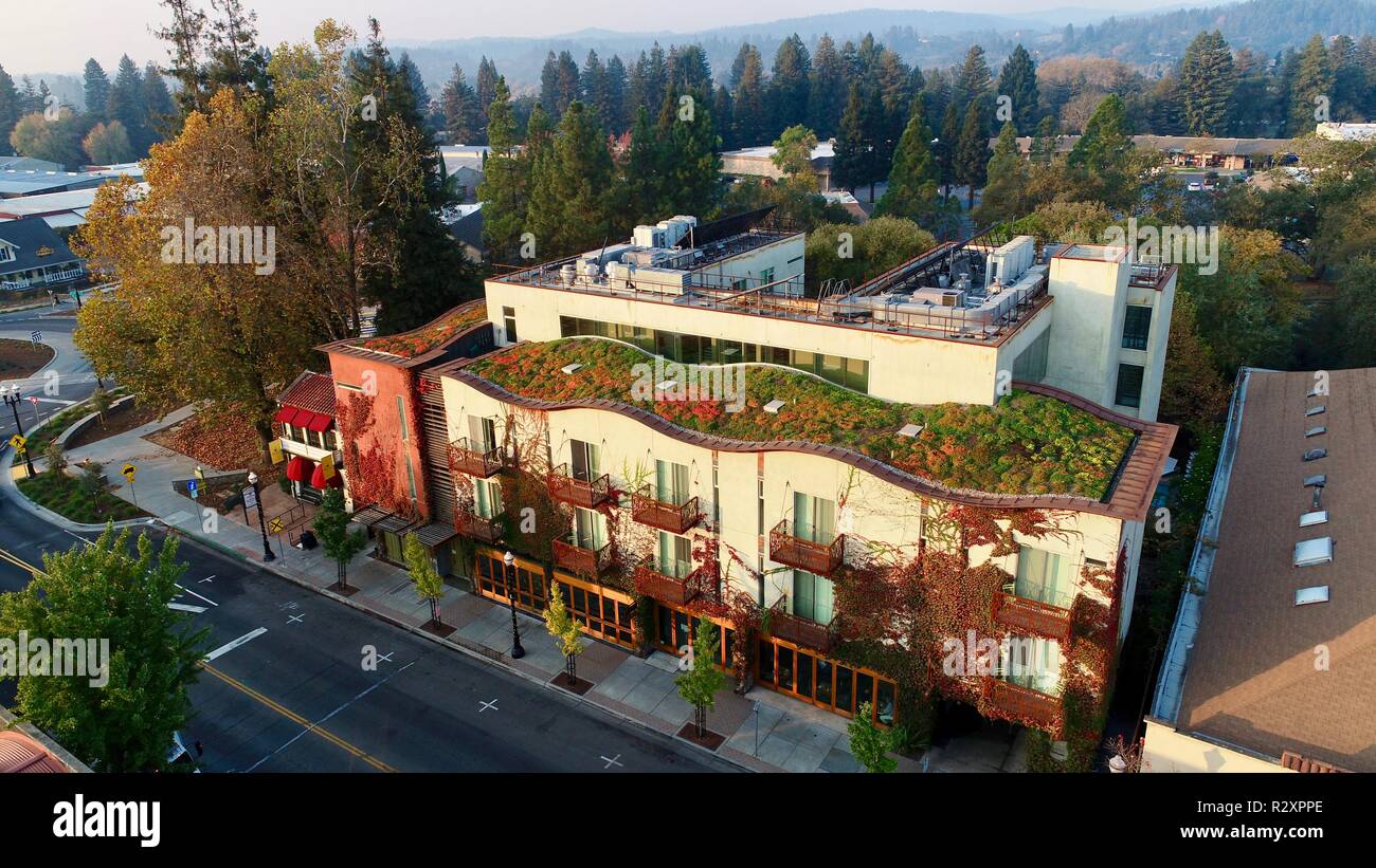 Vista aérea de H2 Hotel con su vida, techo de paneles solares térmicos y paneles fotovoltaicos, LEED-certified green hotel boutique, Healdsburg, California, EE.UU. Foto de stock