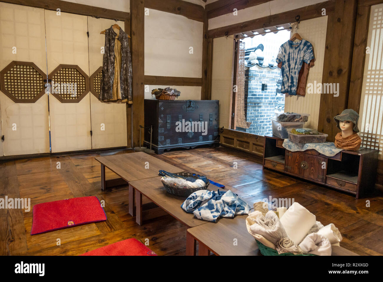 En el interior de una casa tradicional coreana en la Aldea Hanok Namsangol,  Seúl, Corea del Sur Fotografía de stock - Alamy