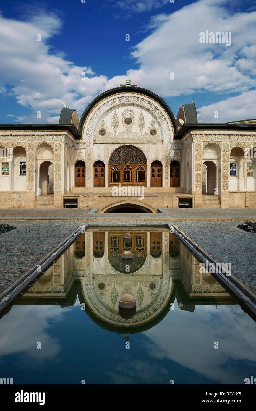 El Tabatabai House House es una casa museo histórica en Kashan, Irán. Fue construido alrededor de 1880, durante el reinado de la dinastía Qajar. Foto de stock