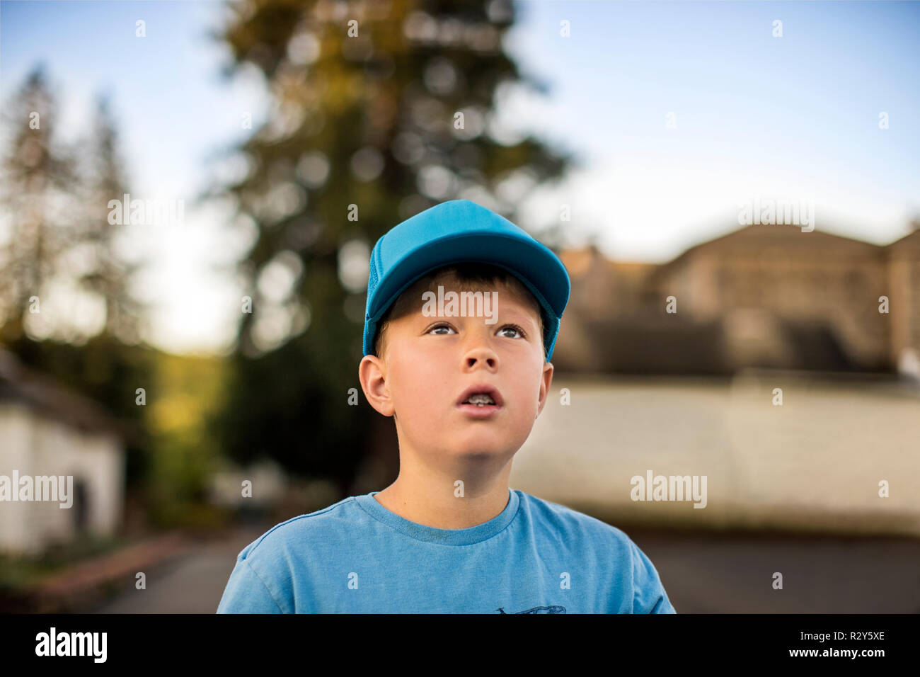 Joven llevaba una gorra azul. Foto de stock