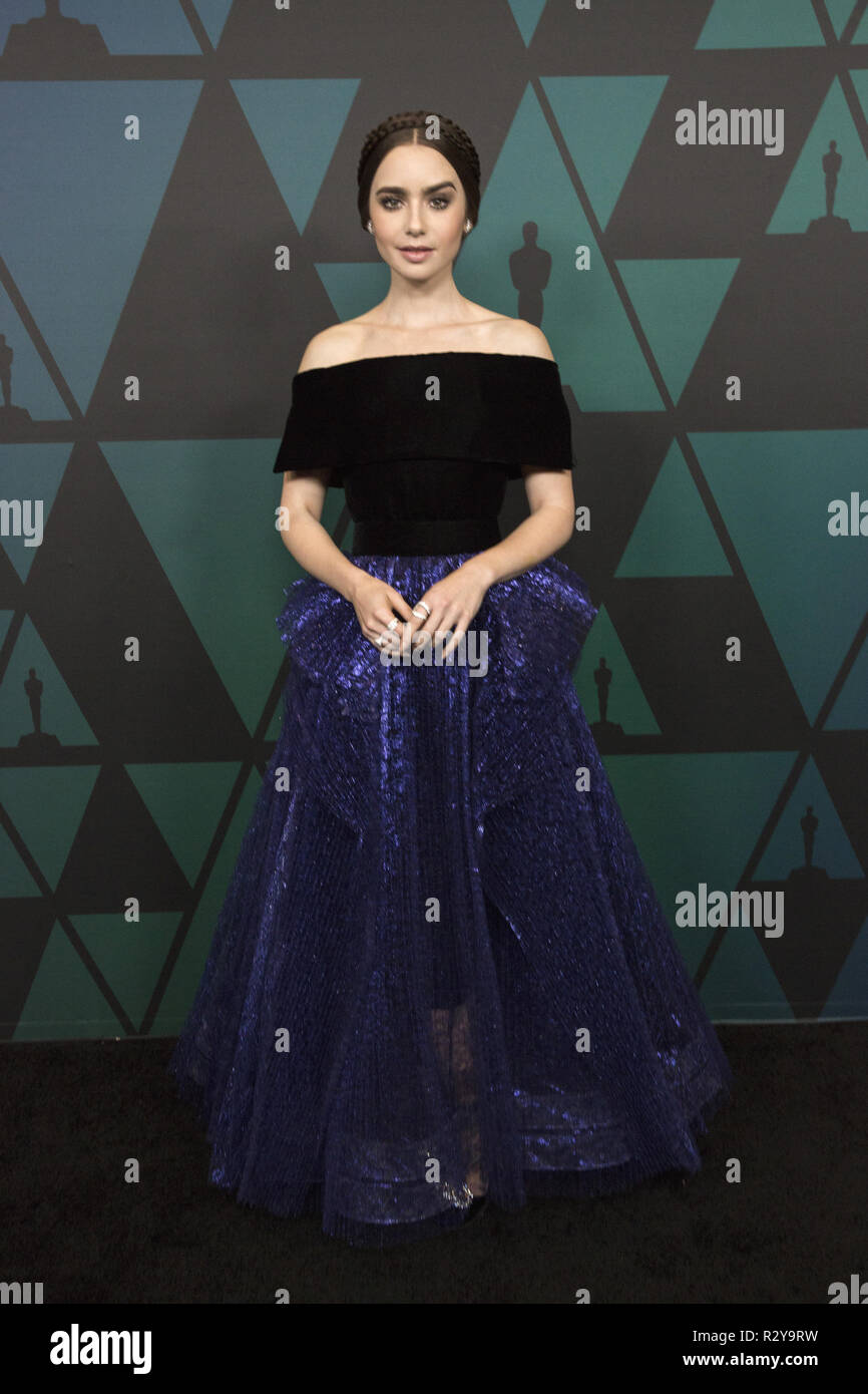 Lily Collins asiste a la Academia Anual 2018 Governors Awards en el Ray Dolby Ballroom en el Hollywood & Highland Center en Hollywood, CA, el domingo, 18 de noviembre de 2018. Foto de stock