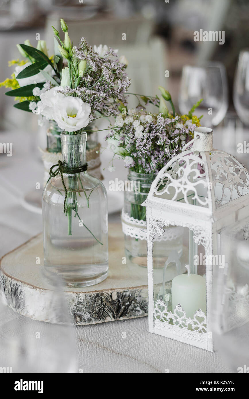 Arreglos de flores y decoración interior de diseño rústico en detalle de  tabla de boda Fotografía de stock - Alamy