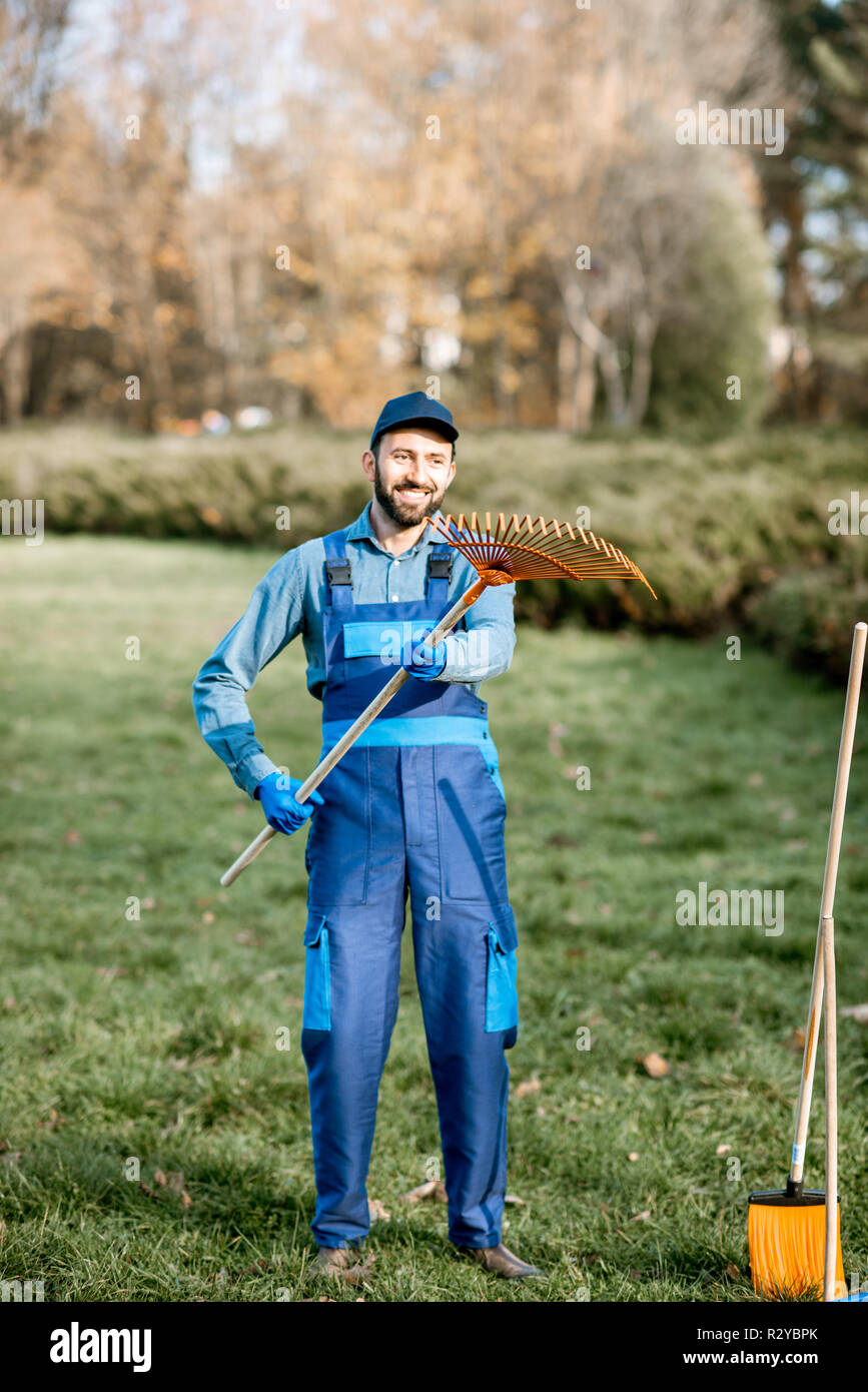 Uniforme jardinero hombre fotografías e imágenes de alta resolución -  Página 4 - Alamy