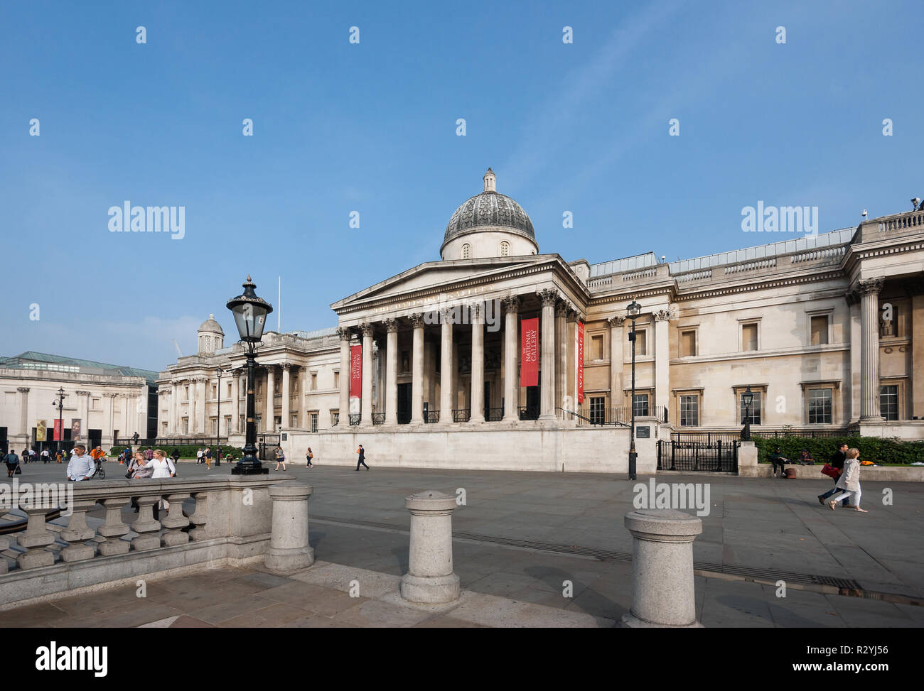 La Galería Nacional edificio neoclásico en la ciudad de Westminster, Londres, vista desde el exterior y la Fachada del museo en Trafalgar Square Foto de stock