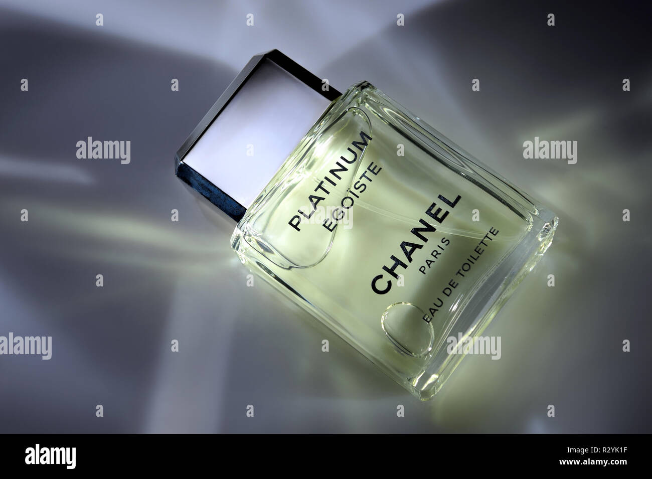 Chanel, platinum Egoiste, box, los negocios, la venta, el Viernes negro, Chanel  Platinum Egoiste Fotografía de stock - Alamy