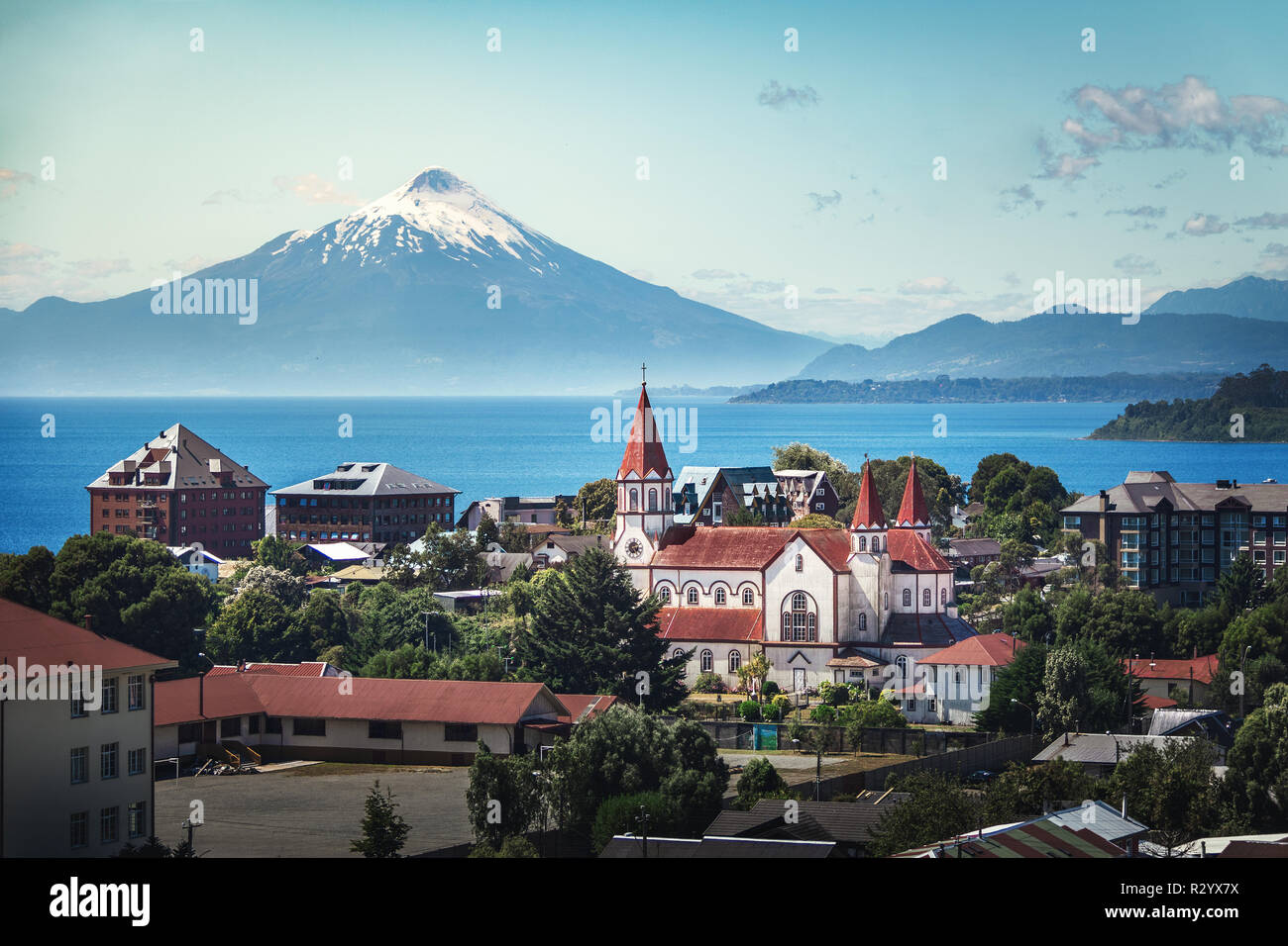 Vista aérea de la ciudad de Puerto Varas con la Iglesia del Sagrado Corazón  de Jesús y el volcán Osorno - Puerto Varas, Chile Fotografía de stock -  Alamy