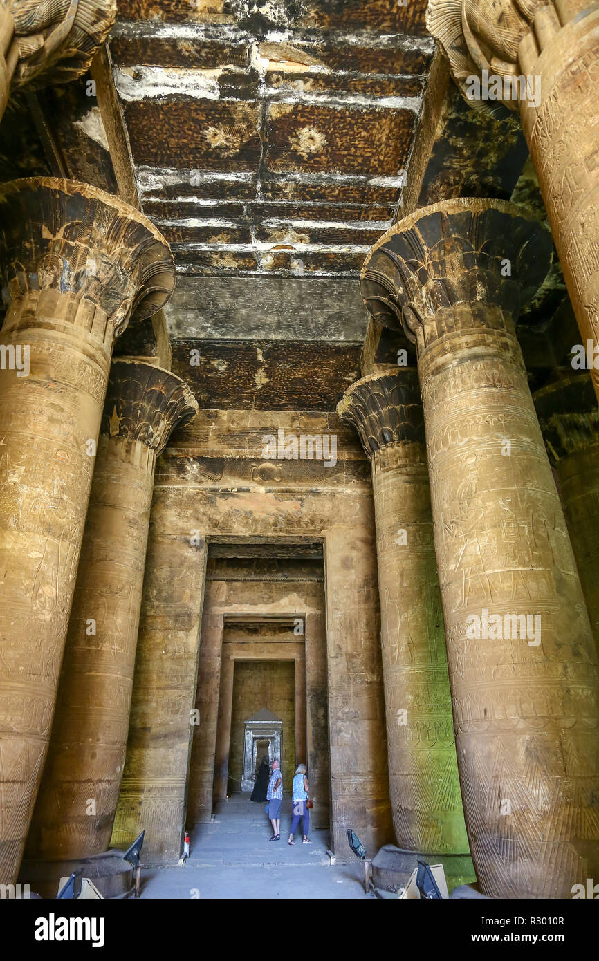 Columnas y techo ennegrecido en el templo de Edfu, un templo egipcio situado en la ribera occidental del Nilo en Edfu, en el Alto Egipto, Norte de África Foto de stock