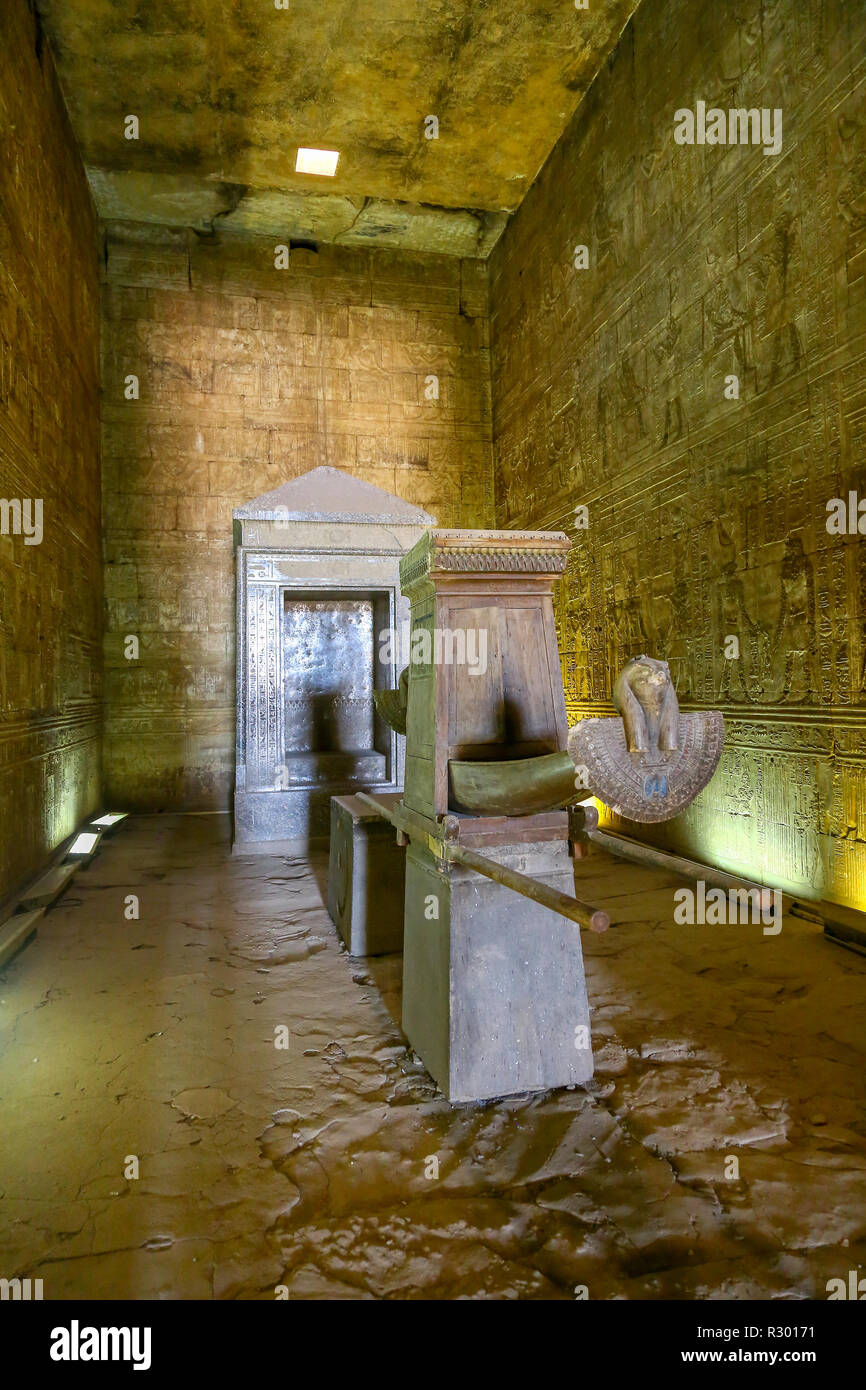 El barco Naos de Horus en el templo de Edfu, un templo egipcio situado en la ribera occidental del Nilo en Edfu, en el Alto Egipto, Norte de África Foto de stock