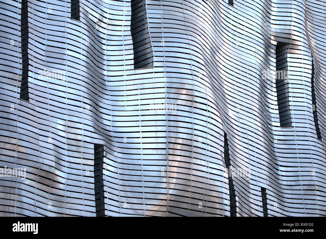 / Polonia Poznan - moderna fachada de la antigua cervecería - detalles, elementos de construcción. Foto de stock