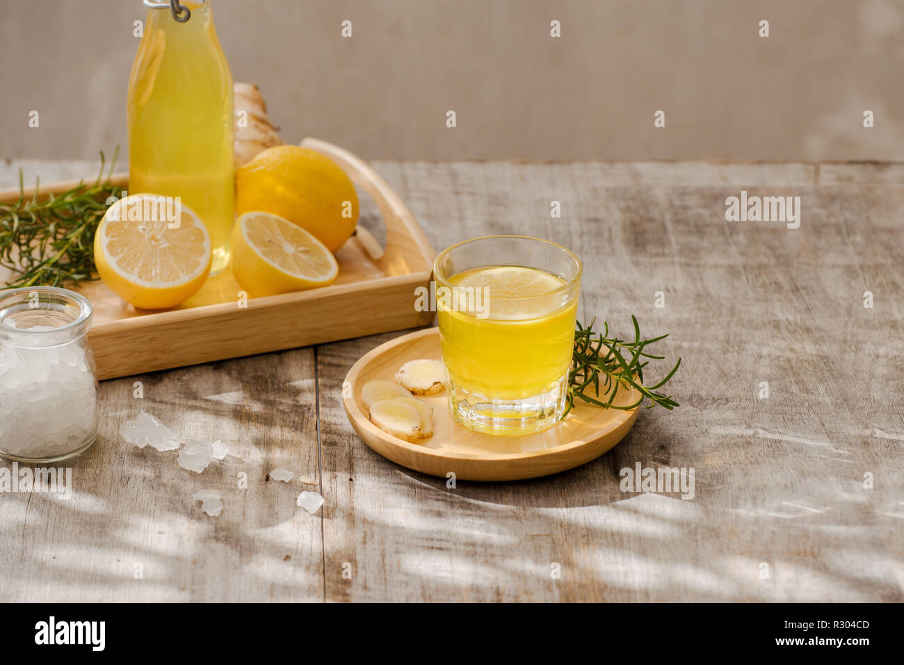 https://c8.alamy.com/compes/r304cd/ginger-ale-casero-limon-y-jengibre-bebe-soda-organica-copie-el-espacio-r304cd.jpg