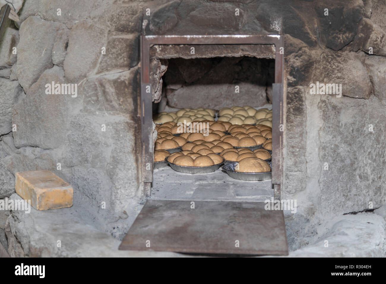 Piedra Horno De Leña En El Fuego Para Hornear Pan Casero Recién