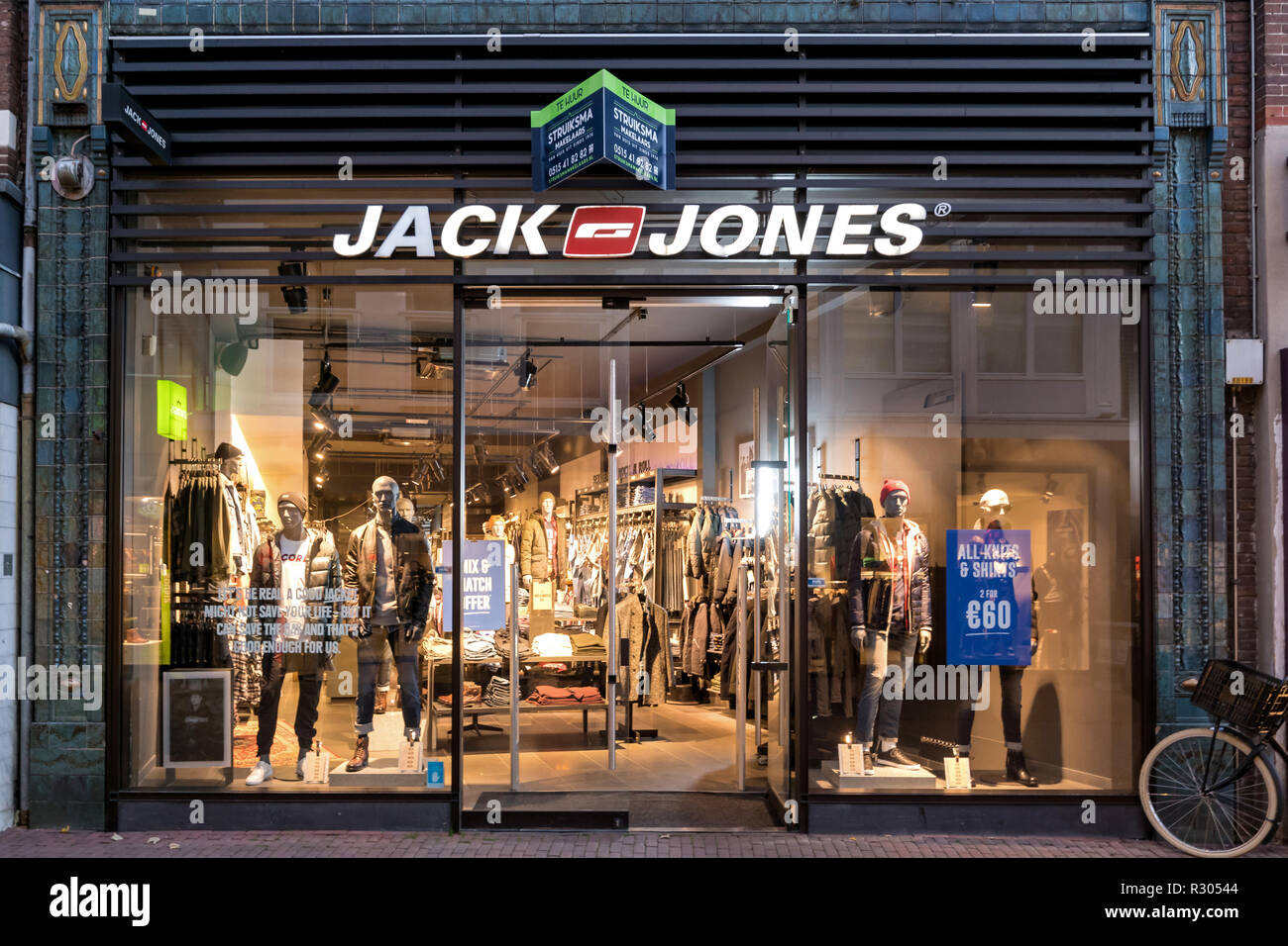 Jack & Jones en Sneek, Holanda. Jack & Jones es una marca de best-seller  A/S es una empresa privada propiedad de la familia Clothing Company con  sede en Dinamarca Fotografía de stock -