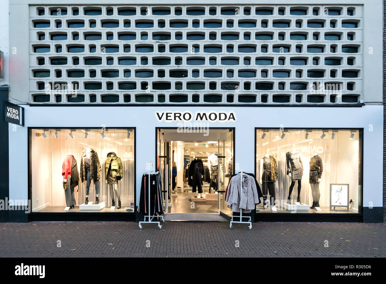 Vero Moda sucursal en Sneek, Holanda. Vero Moda es una marca de best-seller  A/S es una empresa privada propiedad de la familia Clothing Company con  sede en Dinamarca Fotografía de stock -