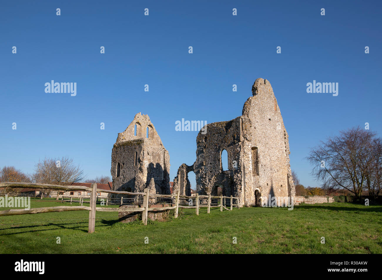 La ruina de la casa de huéspedes de una parte de las ruinas del priorato de Boxgrove West Sussex. Foto de stock