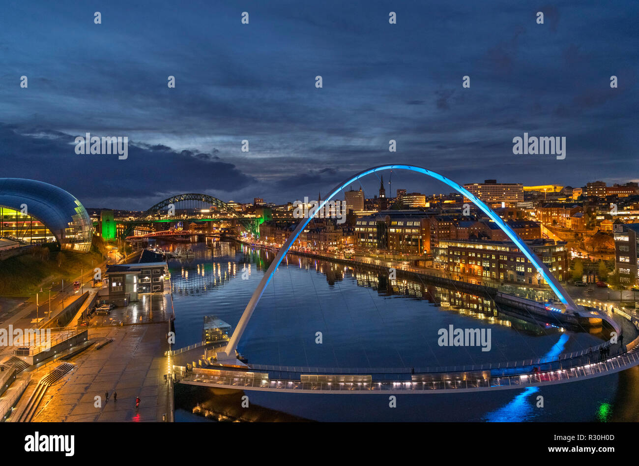 El Puente del milenio de Gateshead mirando hacia el Sage Gateshead y Tyne Bridge, el río Tyne, Newcastle upon Tyne Tyne y desgaste, Inglaterra, Reino Unido. Foto de stock