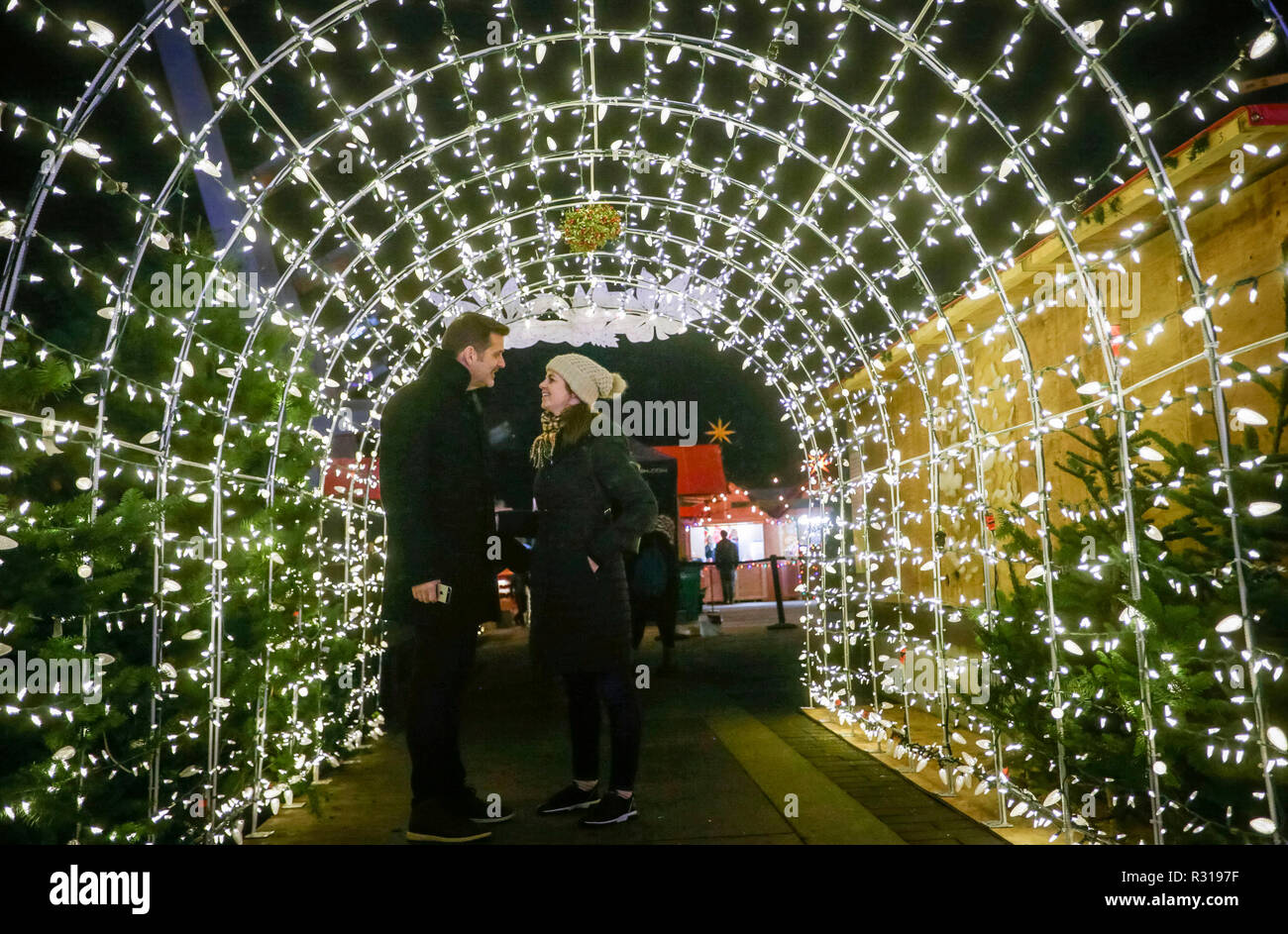 Vancouver, Canadá. 20 Nov, 2018. Los turistas pagan una visita en el mercado de Navidad en Vancouver, Canadá, el 20 de noviembre, 2018. Crédito: Liang Sen/Xinhua/Alamy Live News Foto de stock