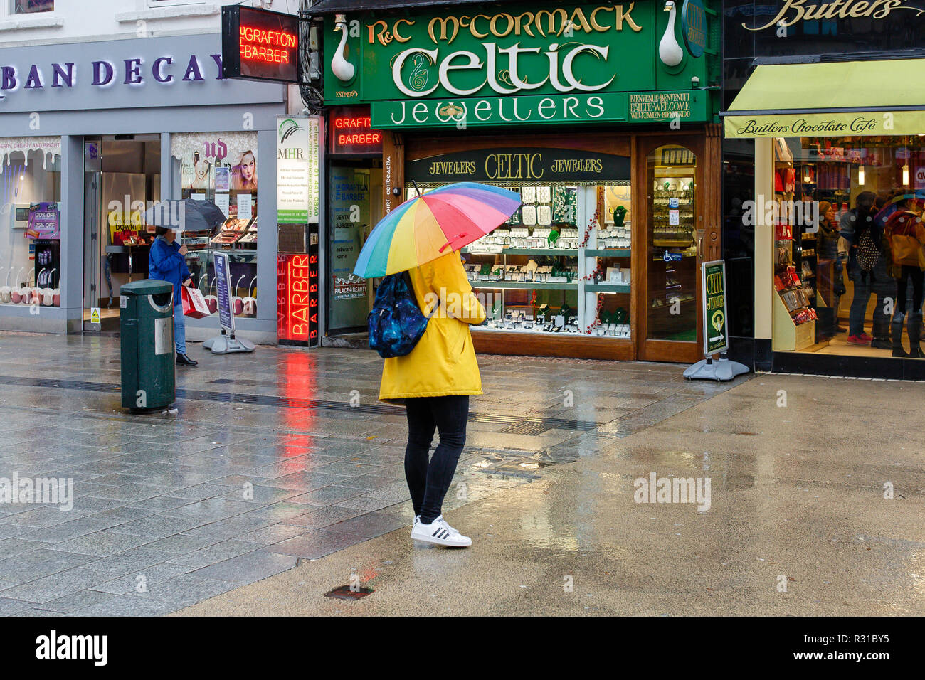 Dublín, Irlanda. 21 Nov 2018: Frío y lluvioso día en Dublín como los  compradores y los turistas oculto bajo el paraguas de pasear por Grafton  Street, buscando principios Viernes Negro ofertas. Crédito: