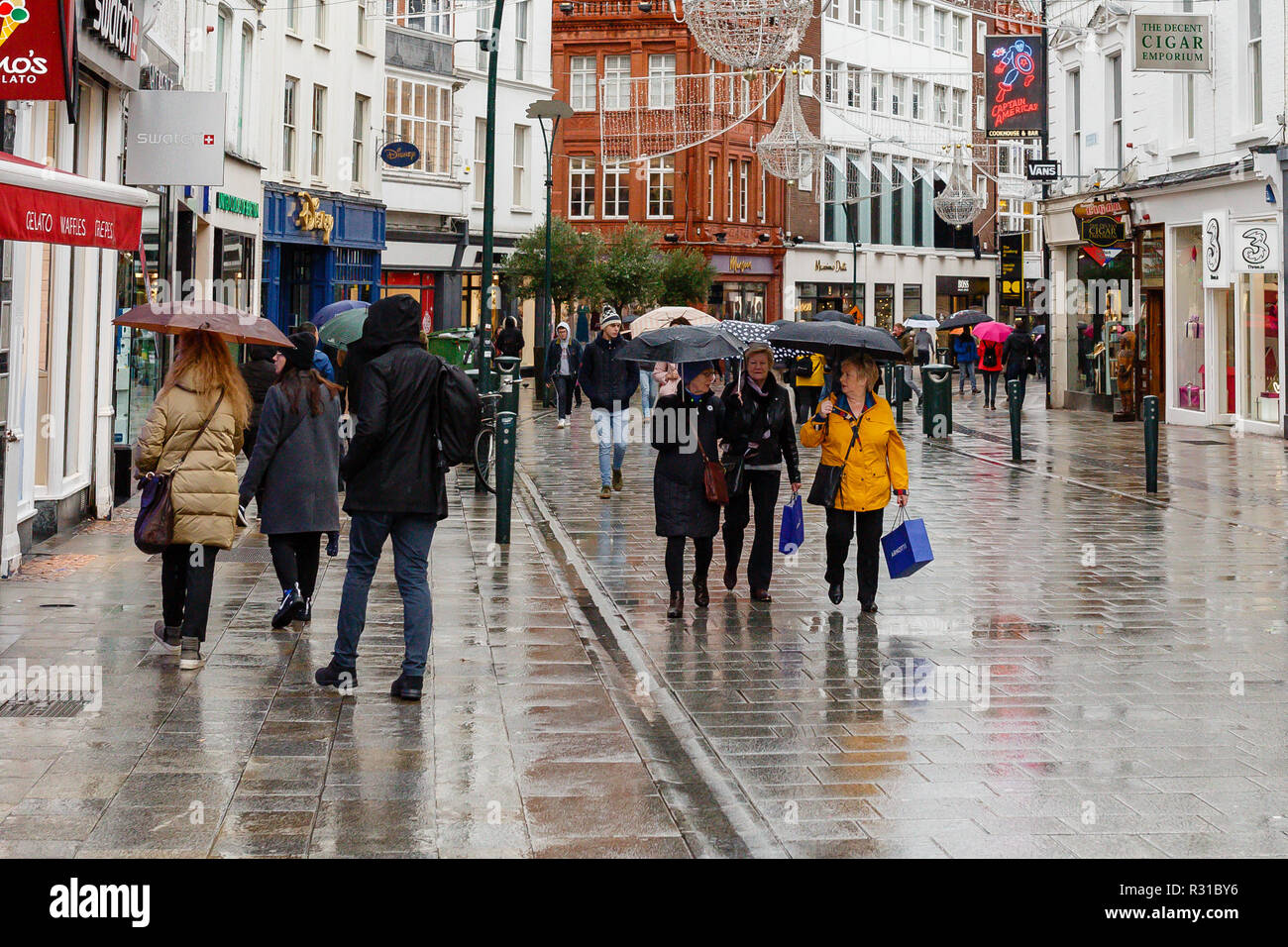 Dublín, Irlanda. 21 2018: Frío y lluvioso día en Dublín como los compradores los turistas oculto bajo el paraguas de pasear por Grafton Street, buscando principios Viernes Negro ofertas. Crédito: