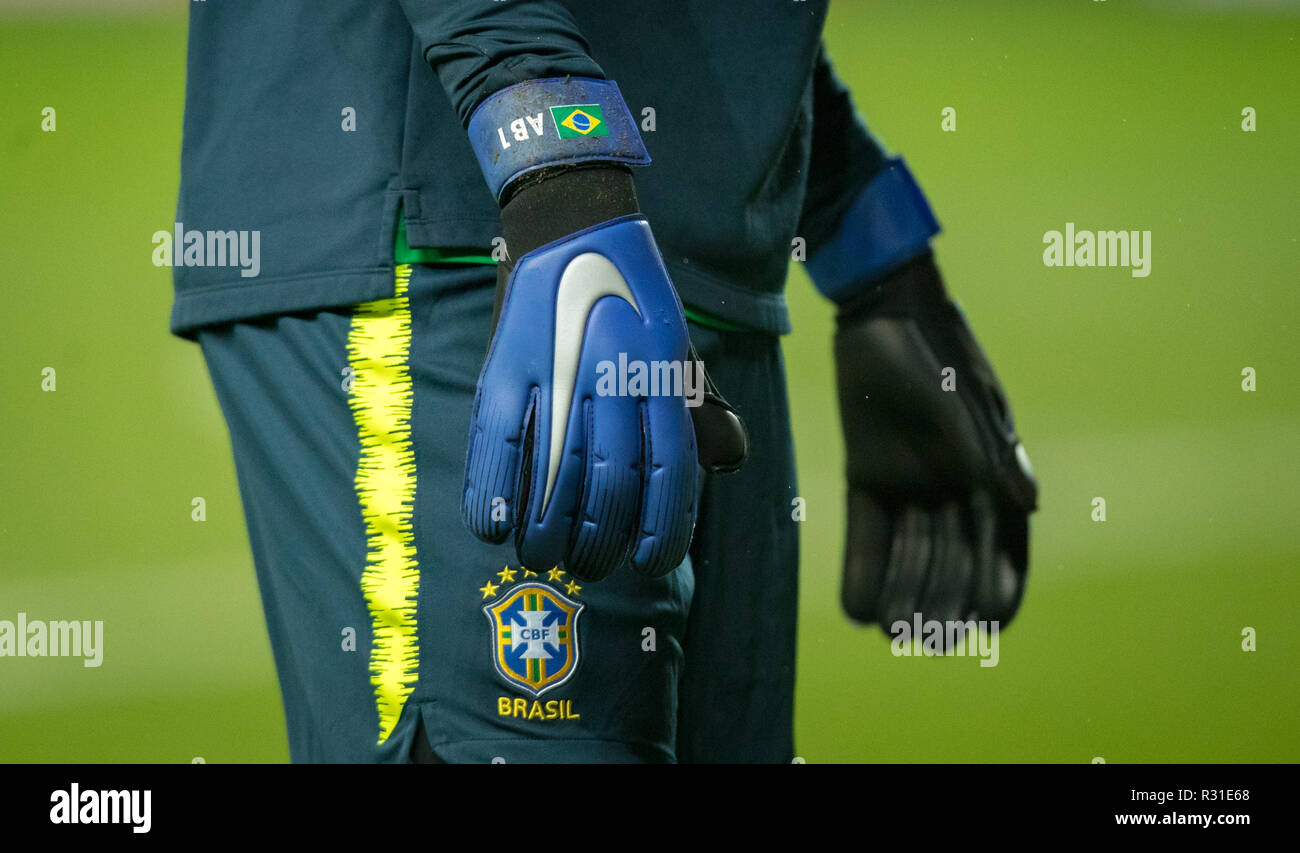 Milton Keynes, Reino Unido. 20 Nov 2018. Los porteros Nike guantes de  portero Alisson (Liverpool) de Brasil mostrando AB1 y bandera brasileña  durante el partido internacional entre Brasil y Camerún en stadium:mk,