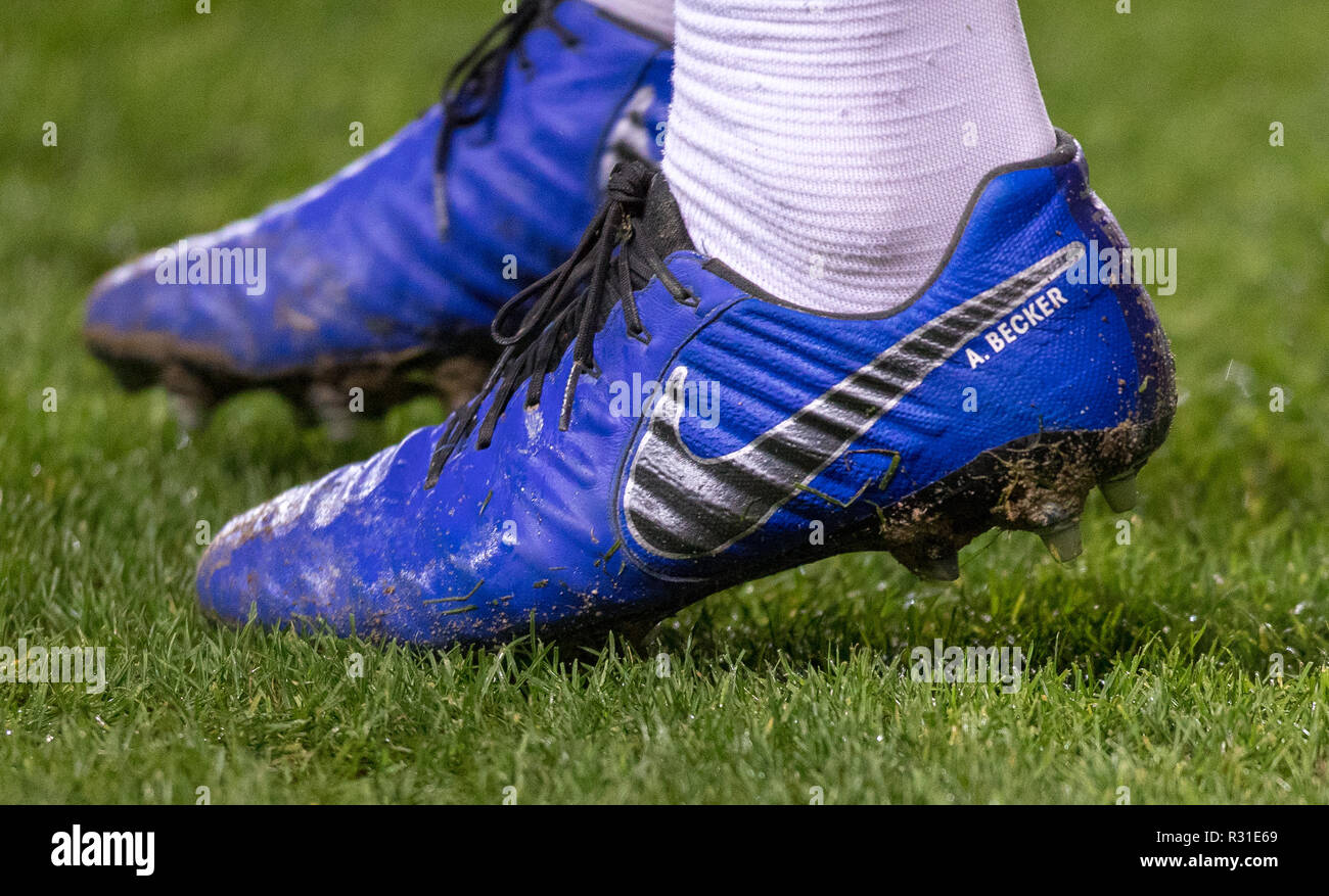 Keynes, Reino Unido. 20 Nov 2018. Las botas de fútbol Nike Tiempo al guardameta Alisson (Liverpool) de Brasil mostrando A.BECKER durante el partido internacional entre Brasil y Camerún en stadium:mk, Milton