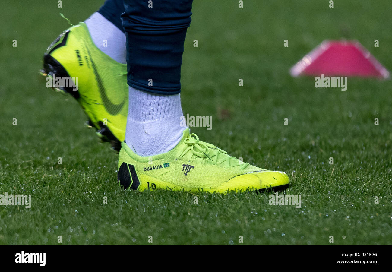 Keynes, Reino Unido. 20 2018. Las botas de fútbol nike de Neymar (París Saint-Germain) de Brasil mostrando OUSADIA pre coincidir durante el partido internacional Brasil y Camerún en