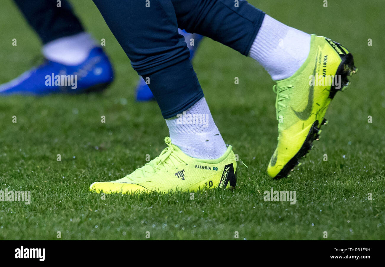 compañero Pegajoso vulgar Milton Keynes, Reino Unido. 20 Nov 2018. Las botas de fútbol nike mercurial  de Neymar (París Saint-Germain) de Brasil mostrando ALEGRIA pre coincidir  durante el partido internacional entre Brasil y Camerún en