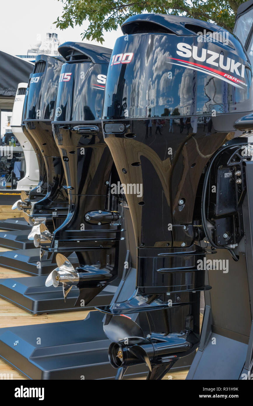 Una fila de nuevos motores fuera de borda Suzuki en exhibición en Southampton International Boat Show en una visualización de stand. Foto de stock