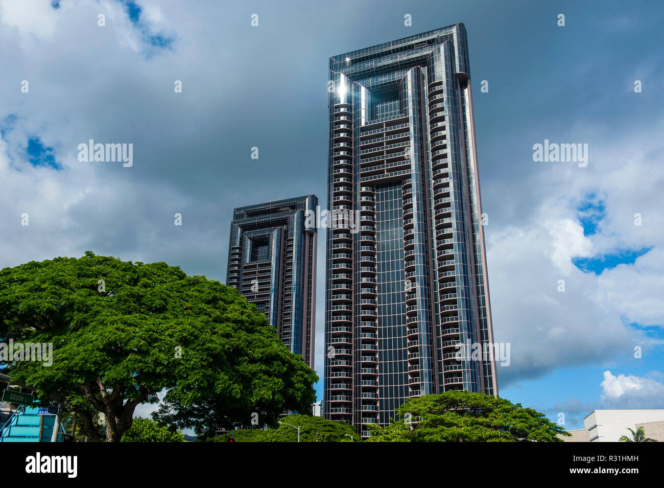 Es un edificio alto en el centro de Honolulu, Oahu, Hawaii, EE.UU. Foto de stock