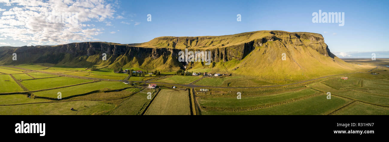 Drone shot, Foss una piedra Dverghamrar Sidu cascada y flanco, Islandia Foto de stock