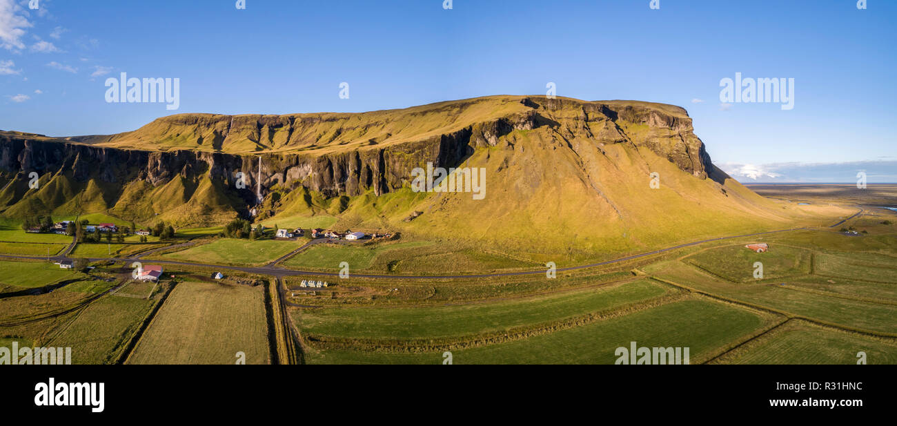 Drone shot, Foss una piedra Dverghamrar Sidu cascada y flanco, Islandia Foto de stock