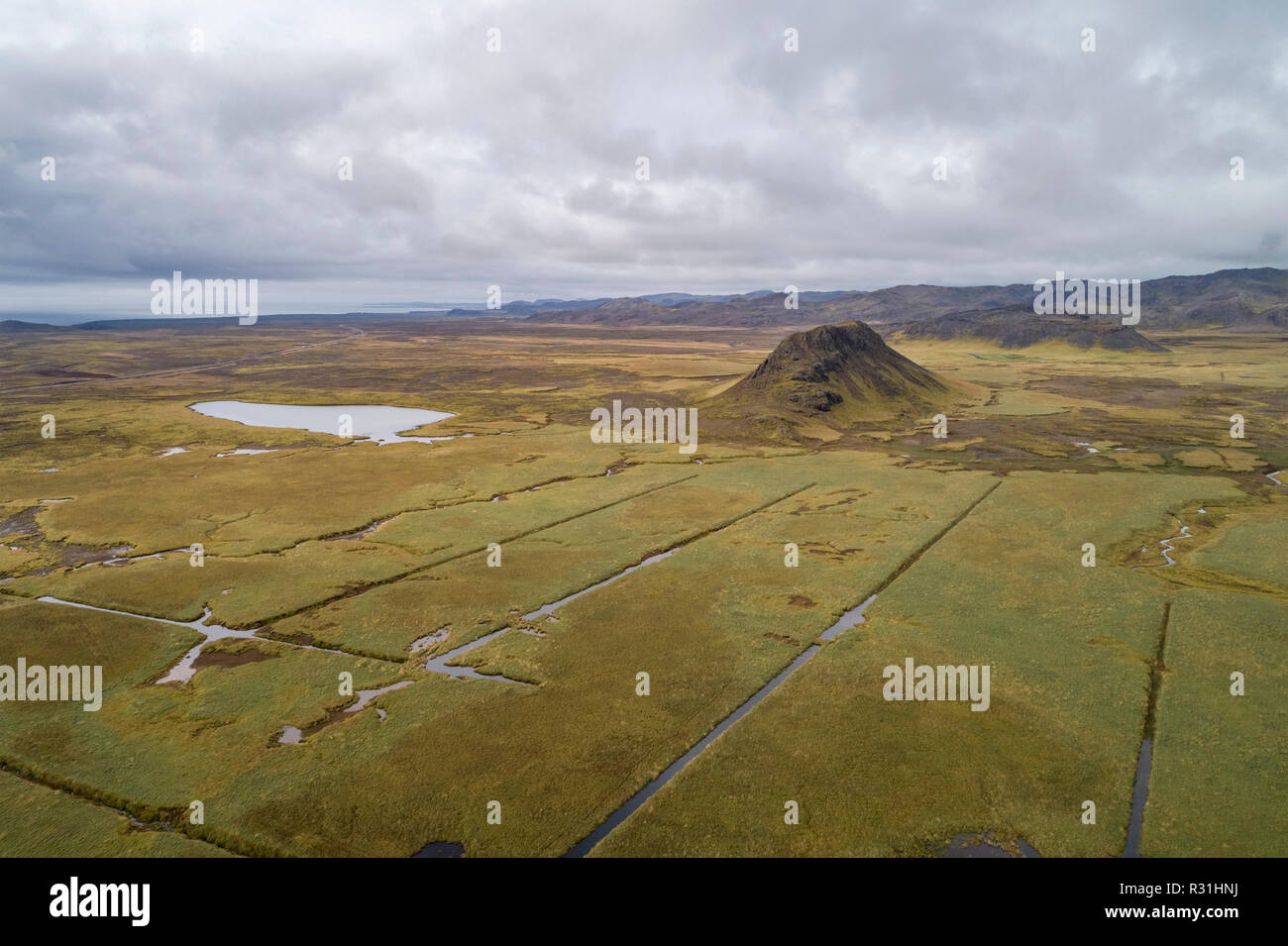 Drone disparo, salpicadura Stóra-Eldborg cráter, península de Reykjanes, Islandia Foto de stock