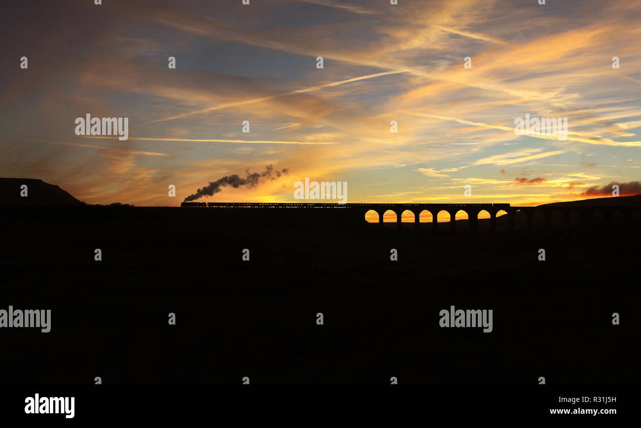 35018 líneas de la India británica jefes lejos de Ribblehead viaducto en 17.10.18 Foto de stock