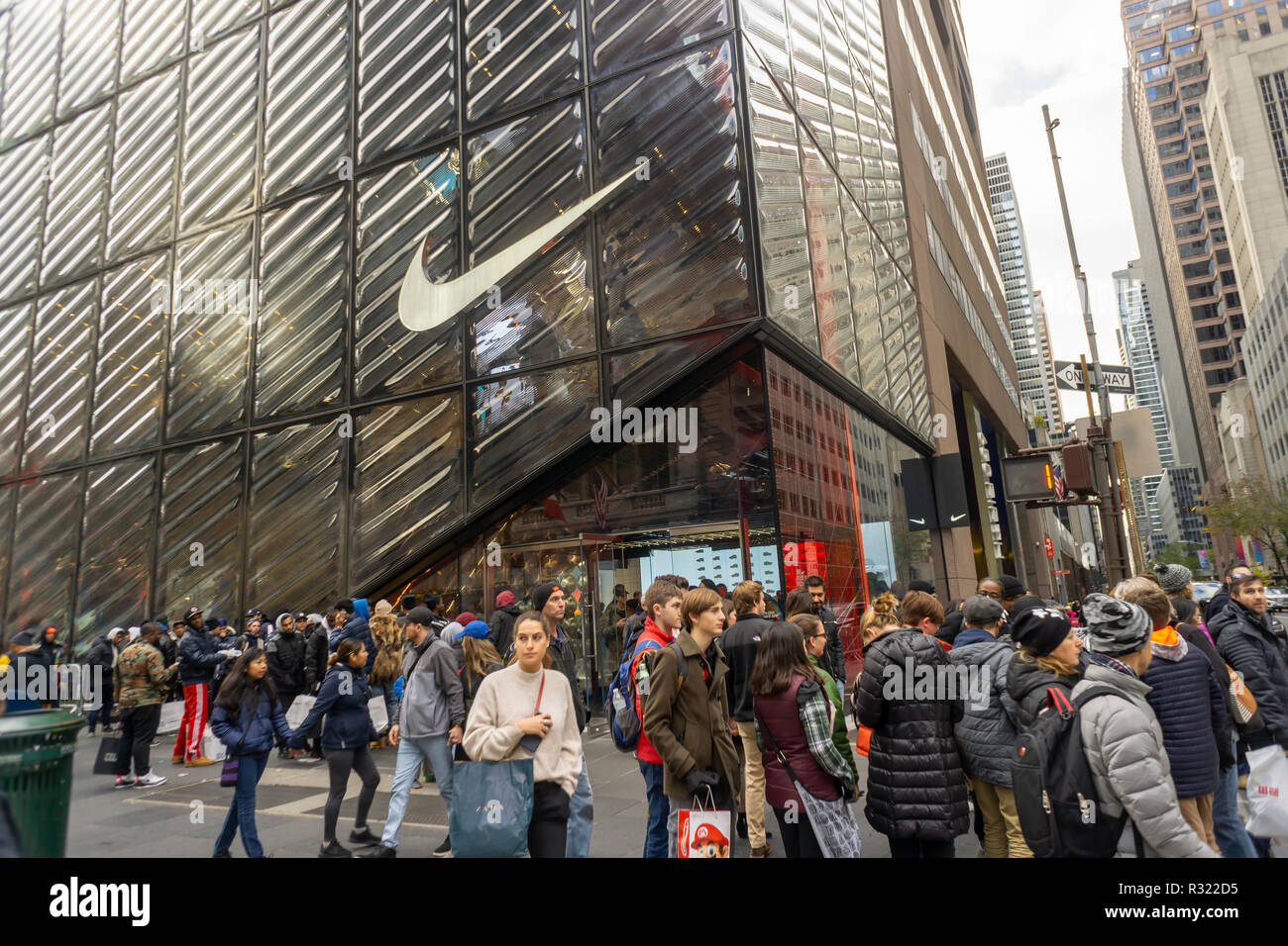 Los compradores y los visitantes de fuera de la recién inaugurada tienda  insignia de Nike en la Quinta Avenida de Nueva York el sábado, 17 de  noviembre de 2018. El almacén de