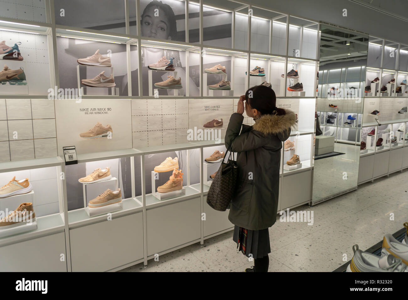 Los compradores y visitantes acuden a la recién inaugurada tienda insignia  de Nike en la Quinta Avenida de Nueva York el sábado, 17 de noviembre de  2018. El almacén de 69.000 pies