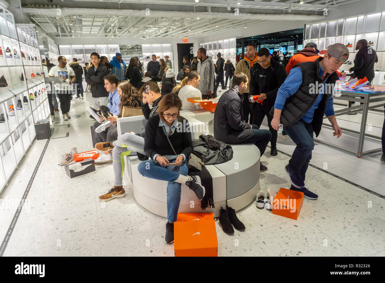 Los compradores tratan de sneakers en la recién inaugurada tienda insignia  de Nike en la Quinta Avenida de Nueva York el sábado, 17 de noviembre de  2018. El almacén de 69.000 pies