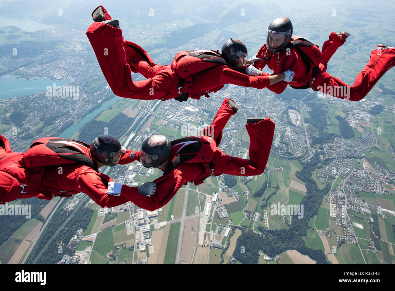 Equipo de paracaidismo en un entrenamiento saltar Foto de stock
